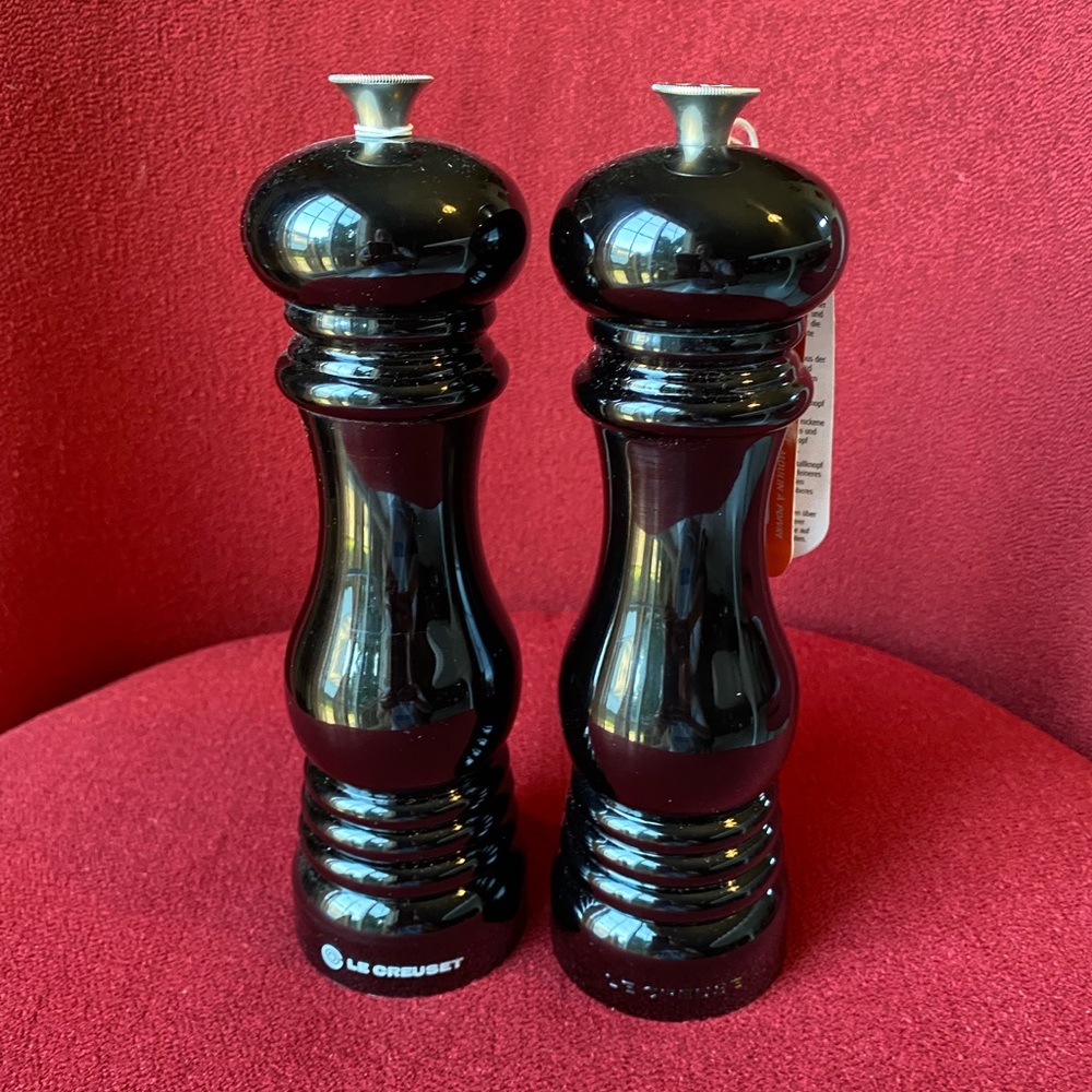 Brand new Le Creuset onyx Black salt and pepper mill set